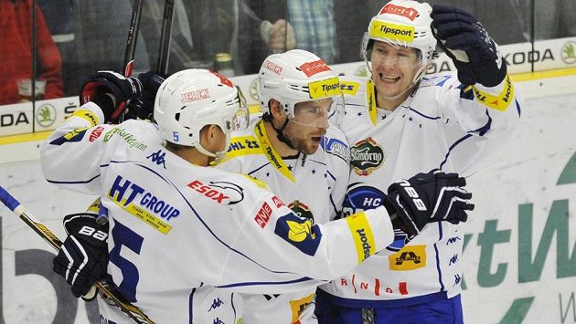 Hokejisté Komety Brno zleva Tomáš Vondráček, Jakub Koreis a Vilém Burian se radují z druhého gólu na ledě Boleslavi. Hokejisté Komety Brno zleva Tomáš Vondráček, Jakub Koreis a Vilém Burian se radují z druhého gólu na ledě Boleslavi.