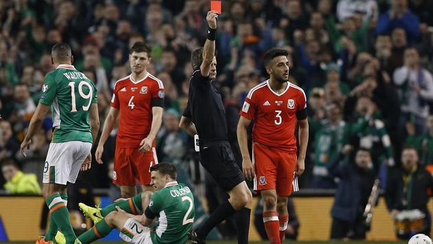 Velšan Neil Taylor obdržel červenou kartu za zákrok na Ira Colemana. Velšan Neil Taylor obdržel červenou kartu za zákrok na Ira Colemana.