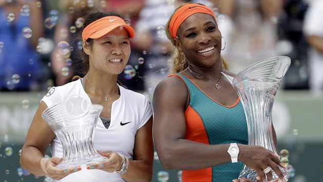 Američanka Serena Williamsová (vpravo) vyhrála posedmé turnaj v Miami. Vlevo je poražená finalistka Li Na z Číny. Američanka Serena Williamsová (vpravo) vyhrála posedmé turnaj v Miami. Vlevo je poražená finalistka Li Na z Číny.