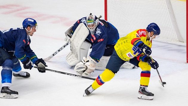 Zleva Vsevolod Sorokin z Kladna, gólman David Stahl a Adam Raška z Budějovic. Zleva Vsevolod Sorokin z Kladna, gólman David Stahl a Adam Raška z Budějovic.