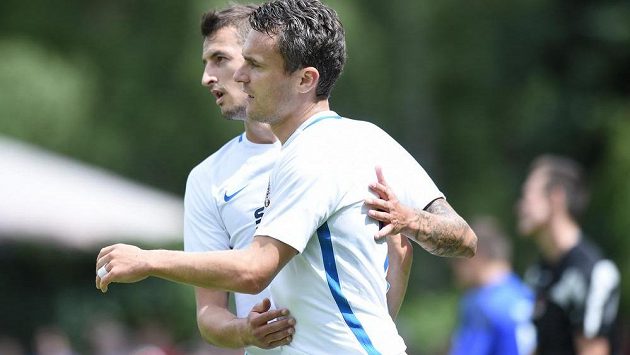 Sparťanský kanonýr David Lafata měl v přípravném utkání proti divizním Karlovým Varům nabito. Při výhře 6:0 nastřílel polovinu gólů letenského mužstva. Sparťanský kanonýr David Lafata měl v přípravném utkání proti divizním Karlovým Varům nabito. Při výhře 6:0 nastřílel polovinu gólů letenského mužstva.