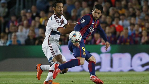 Mehdi Benatia (vlevo) z Bayernu brání Luise Suáreze z Barcelony. Mehdi Benatia (vlevo) z Bayernu brání Luise Suáreze z Barcelony.