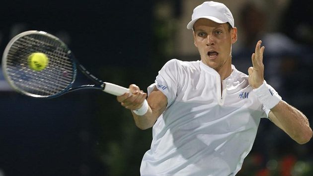 Český tenista Tomáš Berdych v utkání proti Jo-Wilfriedu Tsongovi na turnaji v Dubaji. Český tenista Tomáš Berdych v utkání proti Jo-Wilfriedu Tsongovi na turnaji v Dubaji.