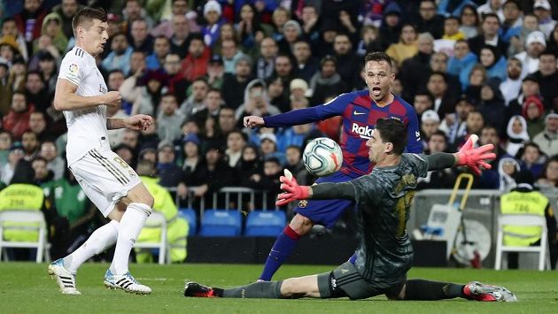 Brankář Thibaut Courtois z Realu Madrid kryje šanci Arthura z Barcelony. Brankář Thibaut Courtois z Realu Madrid kryje šanci Arthura z Barcelony.