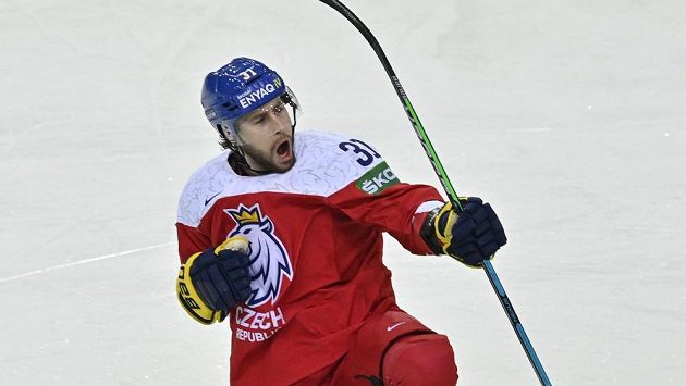 Český reprezentant Lukáš Klok se raduje z branky do sítě Velké Británie v zápase MS v hokeji.