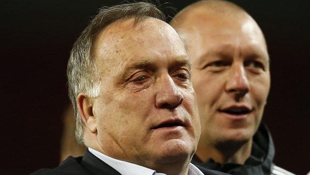 Kouč Sunderlandu Dick Advocaat zasažený emocemi po utkání s Arsenalem (0:0). Konec na lavičce si ale ještě rozmyslel. Kouč Sunderlandu Dick Advocaat zasažený emocemi po utkání s Arsenalem (0:0). Konec na lavičce si ale ještě rozmyslel.