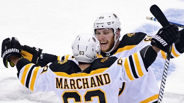 Bostonští Brad Marchand (63) a David Pastrňák (88) se radují po gólu proti Torontu. Bostonští Brad Marchand (63) a David Pastrňák (88) se radují po gólu proti Torontu.