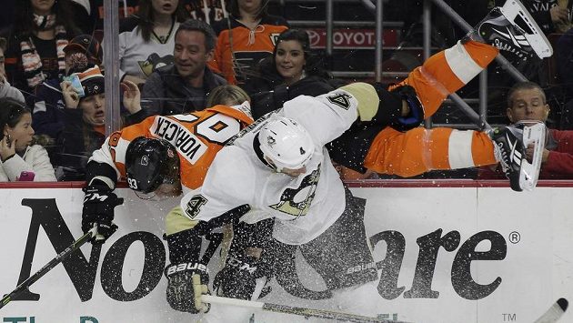 Útočník Philadelphie Flyers Jakub Voráček po bodyčeku od Roba Scuderiho z Pittsburghu. Útočník Philadelphie Flyers Jakub Voráček po bodyčeku od Roba Scuderiho z Pittsburghu.