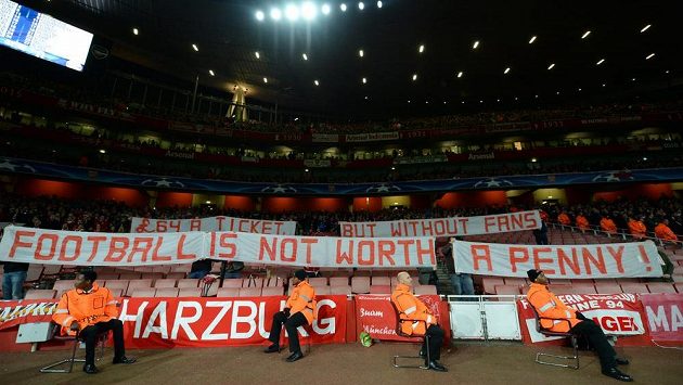 Protest fandů Bayernu proti cenám lístků na utkání na hřišti Arsenalu. Protest fandů Bayernu proti cenám lístků na utkání na hřišti Arsenalu.