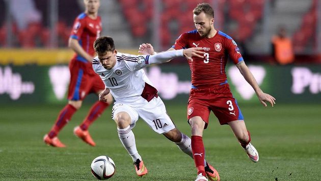 Lotyš Valerijs Šabala (v bílém dresu) v utkání kvalifikace ME 2016 proti Česku. Lotyš Valerijs Šabala (v bílém dresu) v utkání kvalifikace ME 2016 proti Česku.