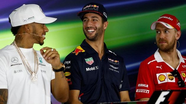 Úsměvy před startem... Zleva Lewis Hamilton, Daniel Ricciardo a Sebastian Vettel. Úsměvy před startem... Zleva Lewis Hamilton, Daniel Ricciardo a Sebastian Vettel.