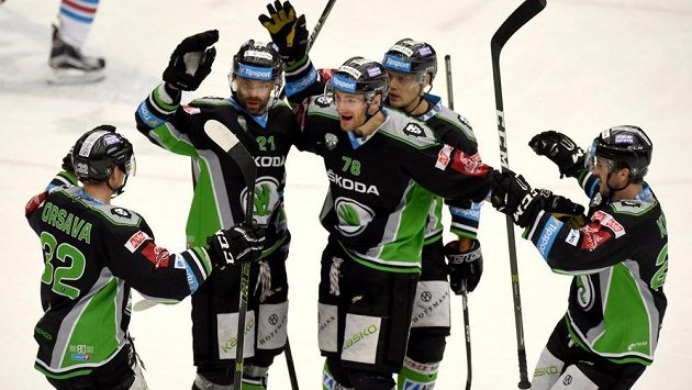 Radost mladoboleslavských hokejistů ze čtvrté branky v síti Chomutova v úvodním utkání předkola play off hokejové extraligy. Gól vstřelil Jakub Klepiš (druhý zleva). Radost mladoboleslavských hokejistů ze čtvrté branky v síti Chomutova v úvodním utkání předkola play off hokejové extraligy. Gól vstřelil Jakub Klepiš (druhý zleva).