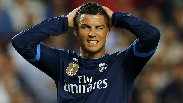 Hvězda Realu Madrid Cristiano Ronaldo v nominaci na nejlepší jedenáctku roku nechybí. Hvězda Realu Madrid Cristiano Ronaldo v nominaci na nejlepší jedenáctku roku nechybí.