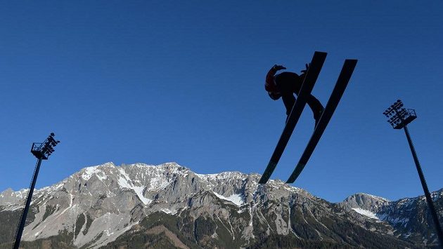 Rakouský sdruženář Bernhard Flaschberger při závodě v Ramsau. Rakouský sdruženář Bernhard Flaschberger při závodě v Ramsau.