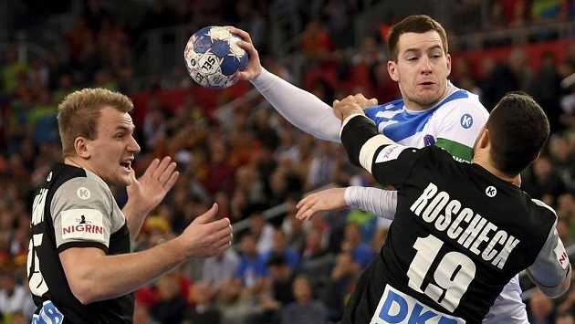 Slovinec Miha Zarabec v souboji s německou obranou. Slovinec Miha Zarabec v souboji s německou obranou.