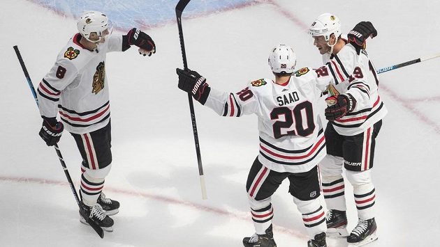 Radost v podání hokejistů Chicaga Blackhawks. Dominik Kubalik (8), Brandon Saad (20) a Jonathan Toews (19) slaví gól v utkání s Edmontonem. Radost v podání hokejistů Chicaga Blackhawks. Dominik Kubalik (8), Brandon Saad (20) a Jonathan Toews (19) slaví gól v utkání s Edmontonem.