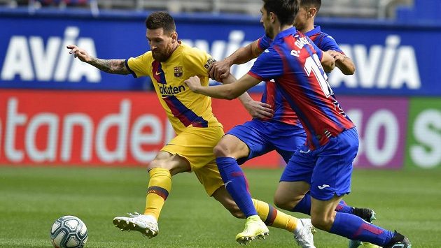Lionel Messi z Barcelony (vlevo) se snaží uniknout hráčům Eibaru. Lionel Messi z Barcelony (vlevo) se snaží uniknout hráčům Eibaru.