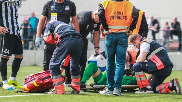 Slovenský mládežnický reprezentant Frederik Valach je ošetřován po tvrdém zákroku soupeře. Zdroj: www.fcpetrzalka.sk Slovenský mládežnický reprezentant Frederik Valach je ošetřován po tvrdém zákroku soupeře. Zdroj: www.fcpetrzalka.sk