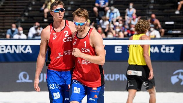 Beachvolejbalisté David Schweiner (vlevo) a Ondrej Perušič. Beachvolejbalisté David Schweiner (vlevo) a Ondrej Perušič.