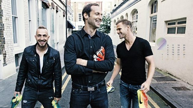Brankář Petr Čech (uprostřed) s Jiřím Skalákem a Tomášem Kalasem (vpravo) v ulicích Londýna na snímku z kalednáře společnosti Sport Invest. Brankář Petr Čech (uprostřed) s Jiřím Skalákem a Tomášem Kalasem (vpravo) v ulicích Londýna na snímku z kalednáře společnosti Sport Invest.
