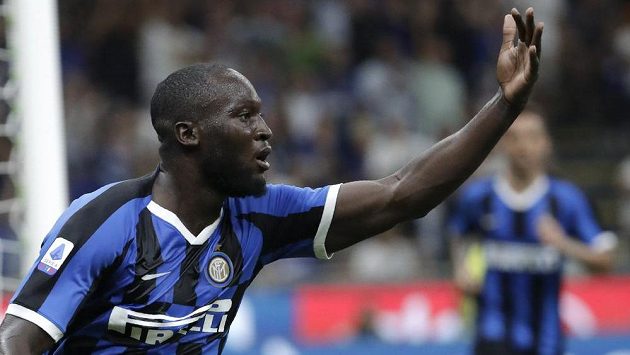 Belgický fotbalový útočník Lukaku hrající za Inter Milán slaví poté, co vstřelil gól do sítě Lecce. Belgický fotbalový útočník Lukaku hrající za Inter Milán slaví poté, co vstřelil gól do sítě Lecce.