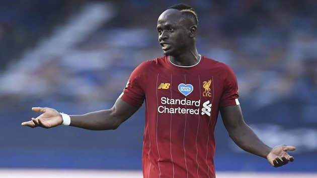 Útočník Liverpoolu Sadio Mané se na začátku derby s Evertonem hodně divil. Zapomněl totiž na dohodnuté gesto. Útočník Liverpoolu Sadio Mané se na začátku derby s Evertonem hodně divil. Zapomněl totiž na dohodnuté gesto.