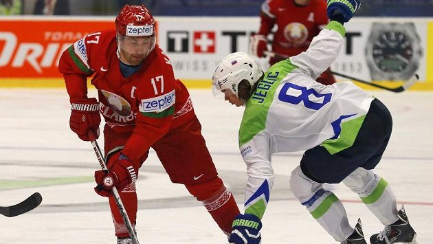 Slovinský hokejista Žiga Jeglič (vpravo) bojuje o puk s Bělorusem Alexejem Kaljužným v utkání MS. Slovinský hokejista Žiga Jeglič (vpravo) bojuje o puk s Bělorusem Alexejem Kaljužným v utkání MS.