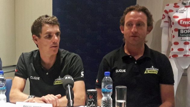 Daryl Impay (vlevo) a sportovní ředitel týmu Mitchelton Scott Matt White (vpravo). Daryl Impay (vlevo) a sportovní ředitel týmu Mitchelton Scott Matt White (vpravo).