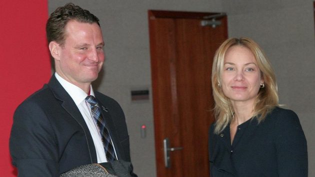 Bývalý rozhodčí Radek Kocián u soudu se svojí právní zástupkyní. Bývalý rozhodčí Radek Kocián u soudu se svojí právní zástupkyní.