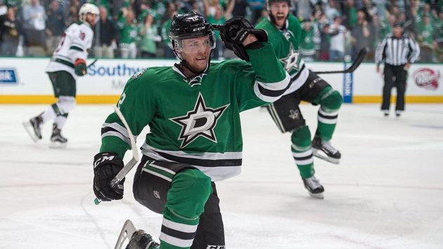 Radek Faksa (12) z Dallasu jásá po gólu proti Minnesotě. Radek Faksa (12) z Dallasu jásá po gólu proti Minnesotě.