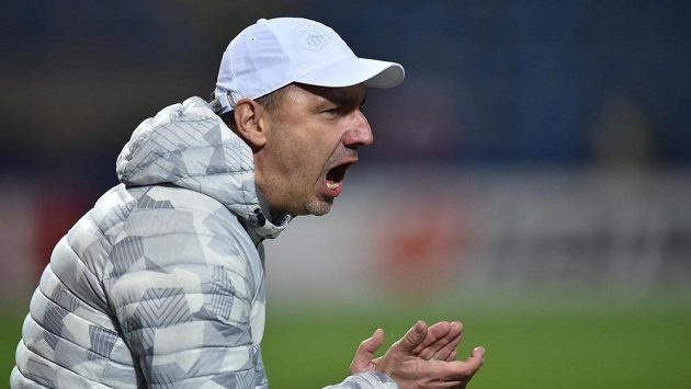 Trenér Slovanu Jindřich Trpišovský povzbuzuje liberecké hráče během zápasu s Karabachem. Trenér Slovanu Jindřich Trpišovský povzbuzuje liberecké hráče během zápasu s Karabachem.