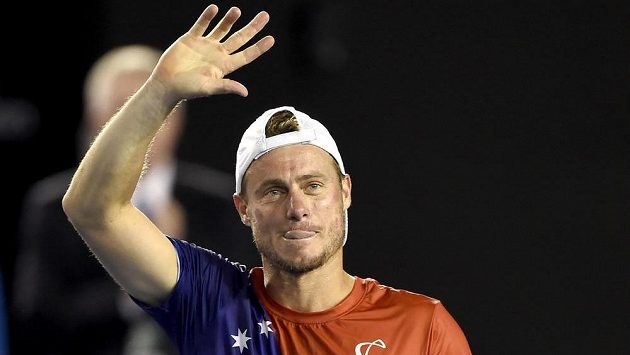 Lleyton Hewitt se loučí s diváky po porážce s Davidem Ferrerem v druhém kole Australian Open. Lleyton Hewitt se loučí s diváky po porážce s Davidem Ferrerem v druhém kole Australian Open.