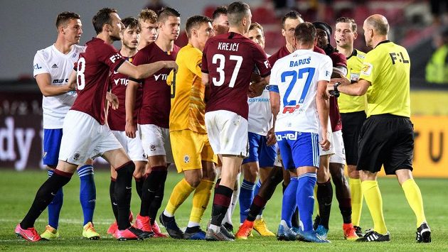 Emoce na konci zápasu. Milan Baroš z Baníku Ostrava v obležení hráčů Sparty. Emoce na konci zápasu. Milan Baroš z Baníku Ostrava v obležení hráčů Sparty.