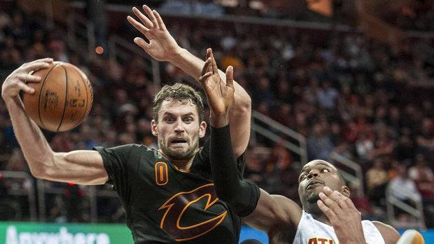 Baketbalista Clevelandu Cavaliers Kevin Love (0) v souboji s Paulem Millsapem (4) z Atlanty. Baketbalista Clevelandu Cavaliers Kevin Love (0) v souboji s Paulem Millsapem (4) z Atlanty.
