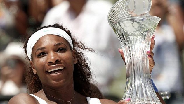 Americká tenistka Serena Williamsová s trofejí pro vítězku turnaje v Miami. Americká tenistka Serena Williamsová s trofejí pro vítězku turnaje v Miami.