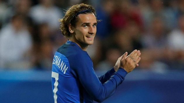 Francouz Antoine Griezmann v reprezentačním dresu při utkání s Paraguayí. Francouz Antoine Griezmann v reprezentačním dresu při utkání s Paraguayí.