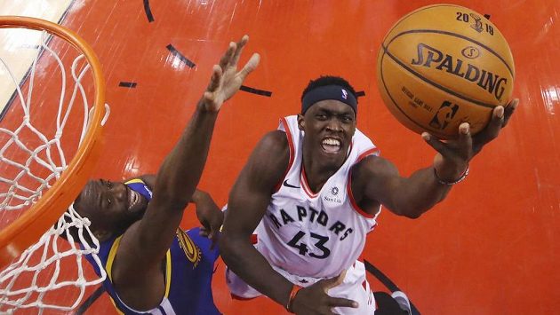 Basketbalista Toronta Raptors Kawhi Leonard (vpravo) pod košem s Andre Iguaodalou z Golden State Warriors v prvním finále NBA. Basketbalista Toronta Raptors Kawhi Leonard (vpravo) pod košem s Andre Iguaodalou z Golden State Warriors v prvním finále NBA.