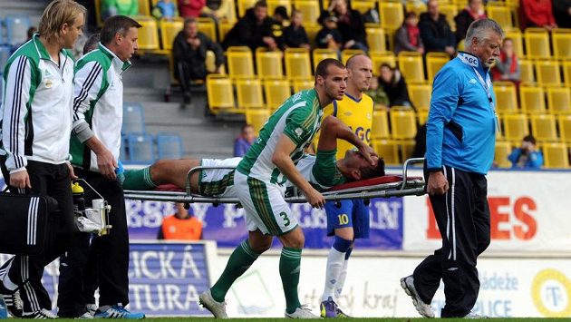 Zraněný obránce Bohemians Erich Brabec je odnášen z hřiště. Uprostřed vlevo je obránce Bohemians Lukáš Pauschek, uprostřed vpravo teplický záložník Ivo Táborský. Zraněný obránce Bohemians Erich Brabec je odnášen z hřiště. Uprostřed vlevo je obránce Bohemians Lukáš Pauschek, uprostřed vpravo teplický záložník Ivo Táborský.