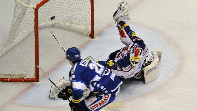 Petr Mrázek (vlevo) z Brna rozhodl utkání v samostatných nájezdech, když jako jediný překonal pardubického brankáře Dušana Salfického. Petr Mrázek (vlevo) z Brna rozhodl utkání v samostatných nájezdech, když jako jediný překonal pardubického brankáře Dušana Salfického.