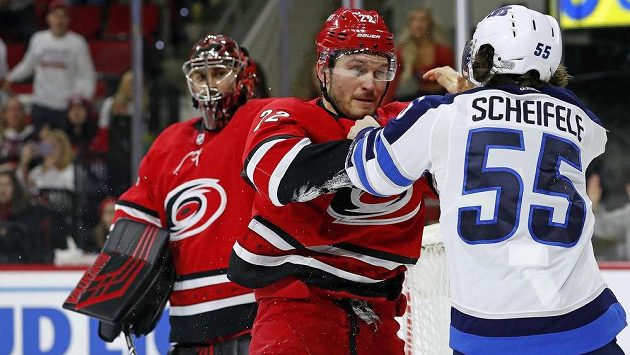 Útočník Winnipegu Mark Scheifele s Brettem Pescem v bitce, kterou pomohl vyvolat gólman Caroliny Petr Mrázek (v pozadí). Útočník Winnipegu Mark Scheifele s Brettem Pescem v bitce, kterou pomohl vyvolat gólman Caroliny Petr Mrázek (v pozadí).