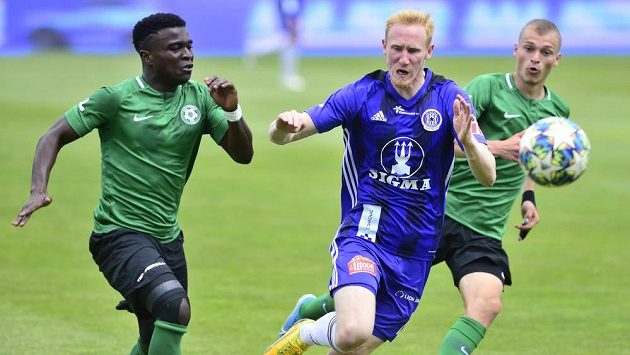 Zleva Emmanuel Antwi z Příbrami, Václav Jemelka z Olomouce a Matěj Polidar z Příbrami. Zleva Emmanuel Antwi z Příbrami, Václav Jemelka z Olomouce a Matěj Polidar z Příbrami.