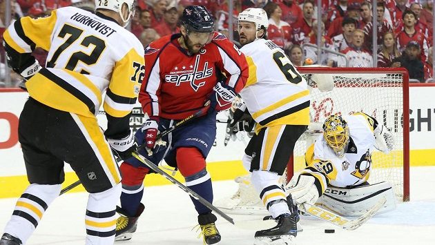 Brankář Pittsburghu Marc-Andre Fleury měl lví podíl na výhře Penguins v rozhodujícím sedmém duelu 2. kola play off na ledě Washingtonu. Nepřišel si na něho ani kanonýr Alexandr Ovečkin. Brankář Pittsburghu Marc-Andre Fleury měl lví podíl na výhře Penguins v rozhodujícím sedmém duelu 2. kola play off na ledě Washingtonu. Nepřišel si na něho ani kanonýr Alexandr Ovečkin.