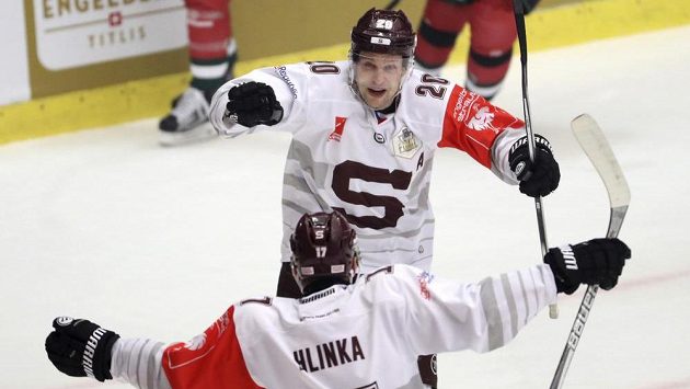 Petr Vrána (nahoře) se raduje z gólu ve finále Ligy mistrů. Petr Vrána (nahoře) se raduje z gólu ve finále Ligy mistrů.