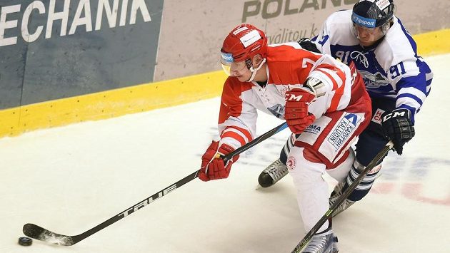 Jan Stránský (vpravo) z Liberce v souboji s třineckým Davidem Noskem. Jan Stránský (vpravo) z Liberce v souboji s třineckým Davidem Noskem.