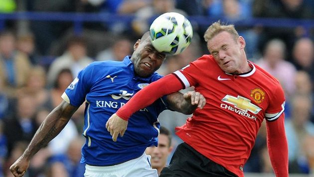 Útočník Manchesteru United Wayne Rooney(vpravo) ve vzdušném souboji s hráčem Leicesteru Wesem Morganem v utkání Premier League. Útočník Manchesteru United Wayne Rooney(vpravo) ve vzdušném souboji s hráčem Leicesteru Wesem Morganem v utkání Premier League.