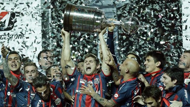 Walter Kannemann z argentinského San Lorenza drží pohár pro vítěze Poháru osvoboditelů. Walter Kannemann z argentinského San Lorenza drží pohár pro vítěze Poháru osvoboditelů.