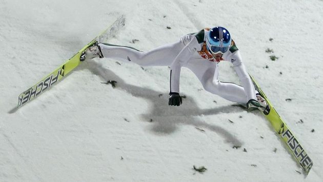 Slovinec Robert Kranjec padá při tréninku na olympijském středním můstku. Slovinec Robert Kranjec padá při tréninku na olympijském středním můstku.
