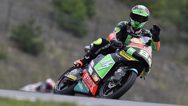 Český jezdec v kategorii Moto3 Jakub Kornfeil zdraví diváky v Brně. Český jezdec v kategorii Moto3 Jakub Kornfeil zdraví diváky v Brně.
