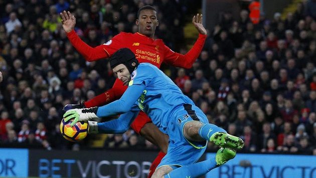 Liverpoolský Georginio Wijnaldum v souboji s brankářem Arsenalu Petrem Čechem. Liverpoolský Georginio Wijnaldum v souboji s brankářem Arsenalu Petrem Čechem.