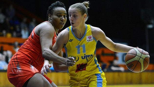 Basketbalistka USK Praha Kateřina Elhotová (vpravo) v souboji s Jasmine Hassellovou z Rivasu Madrid - ilustrační foto. Basketbalistka USK Praha Kateřina Elhotová (vpravo) v souboji s Jasmine Hassellovou z Rivasu Madrid - ilustrační foto.